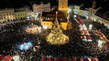 Târgul de Crăciun în Brașov poate fi vizitat începând cu 29 noiembrie. Căsuțele din Piața Mare au un concept nou în acest an. Foto Shutterstock