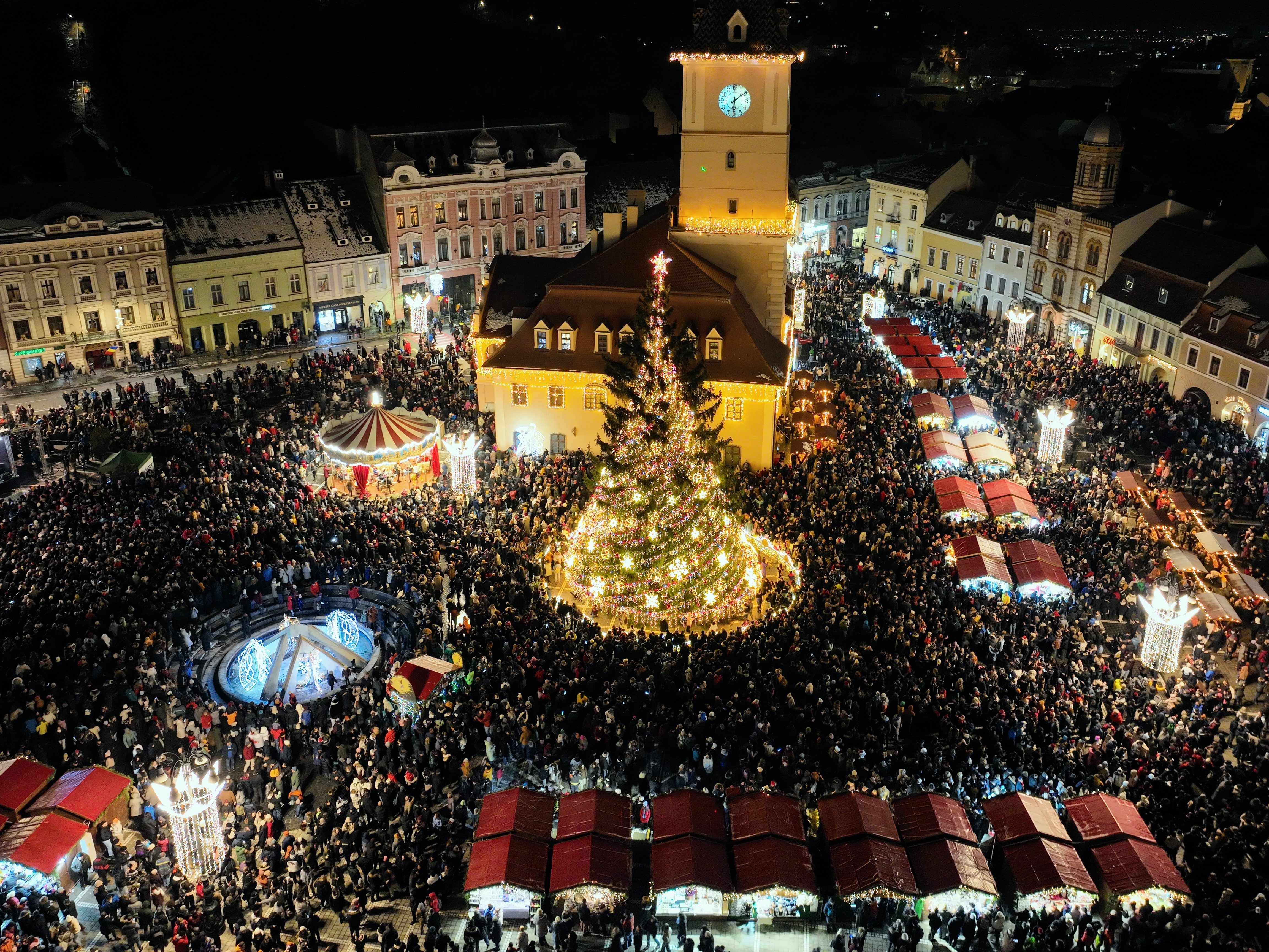 Târgul de Crăciun din Brașov poate fi vizitat începând de vineri, 29 noiembrie. Căsuțele din Piața Mare au un concept nou în acest an