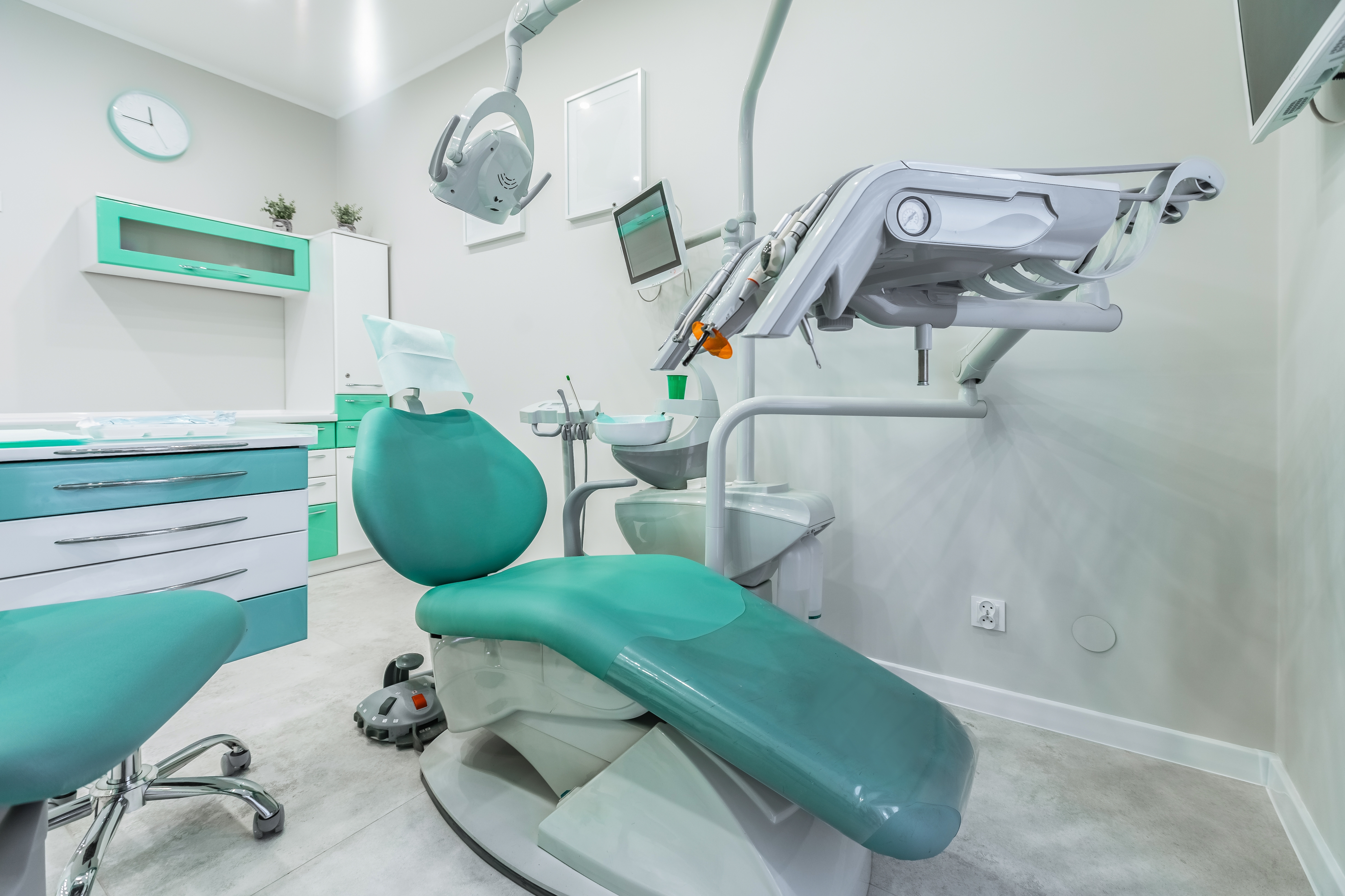 O femeie ar fi furat produse medicale dintr-un spital din Capitală. Acestea erau apoi vândute de soțul ei în cabinete stomatologice