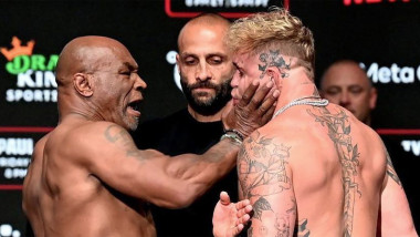 Mike Tyson gifle Jake Paul lors de leur ultime face-à-face avant de monter sur le ring au Stadium d’Arlington au Texas