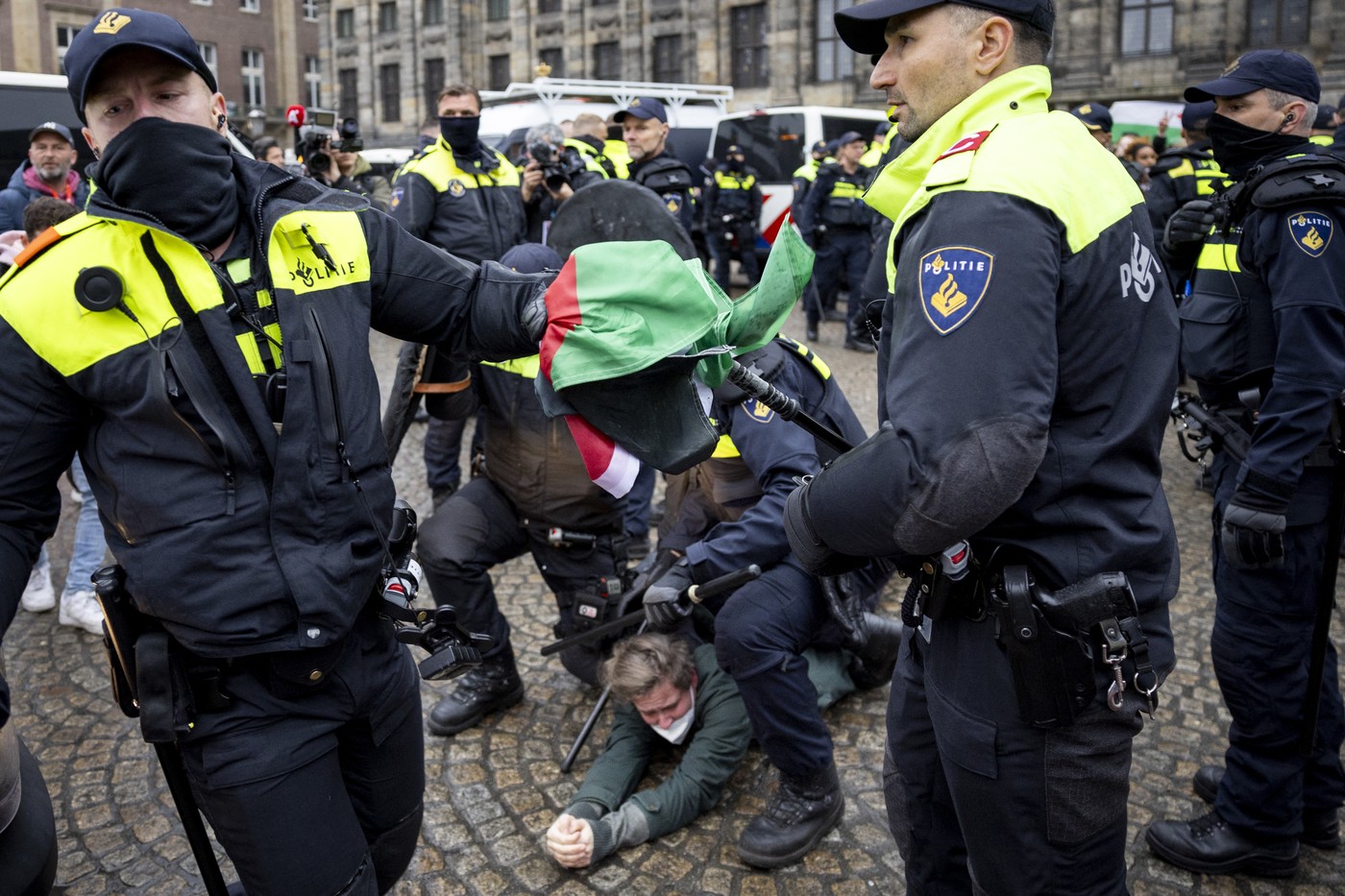 Cum au fost alimentate violențele de pe străzile din Amsterdam. „Încă nu cred că am ajuns la punctul de fierbere”
