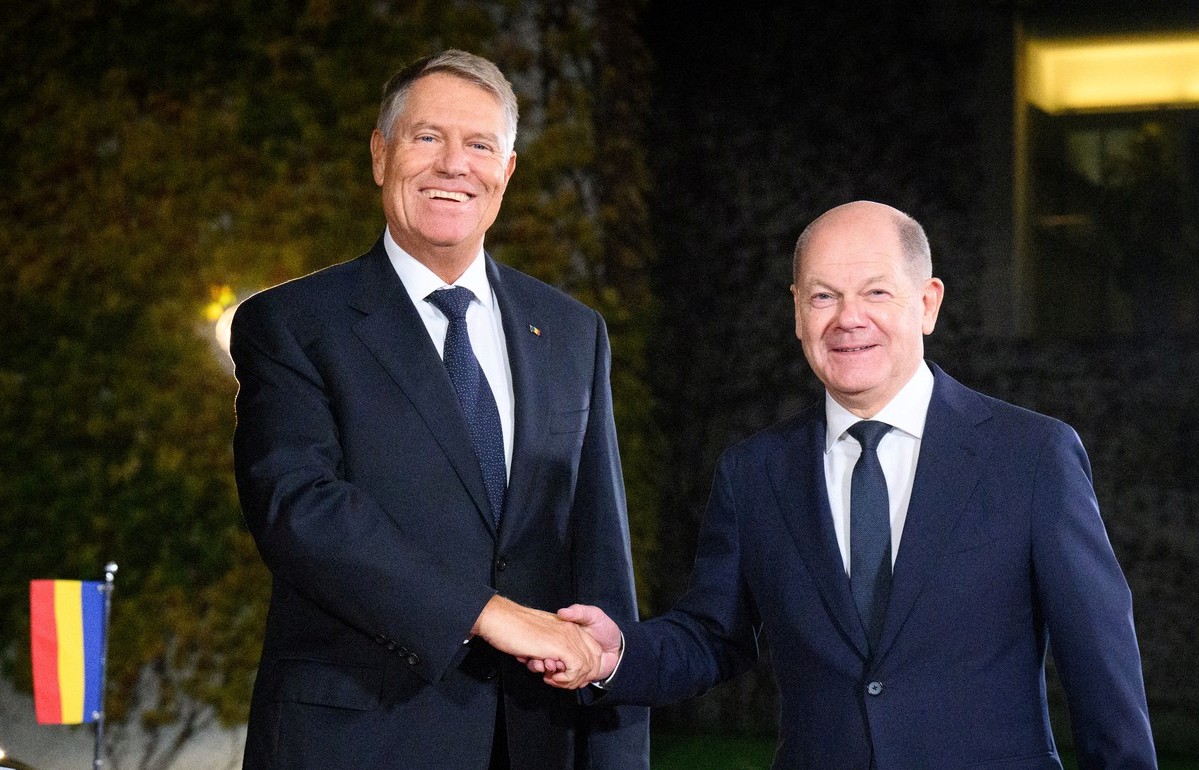 Klaus Iohannis s-a întâlnit cu Olaf Scholz la Berlin. Cancelarul german l-a informat despre discuția avută cu Putin