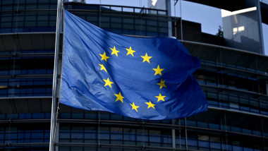 Die EU-Flagge weht vor dem EU-Parlament in Straßburg. Straßburg, 23.04.2024 Grand Est Frankreich *** The EU flag flies i