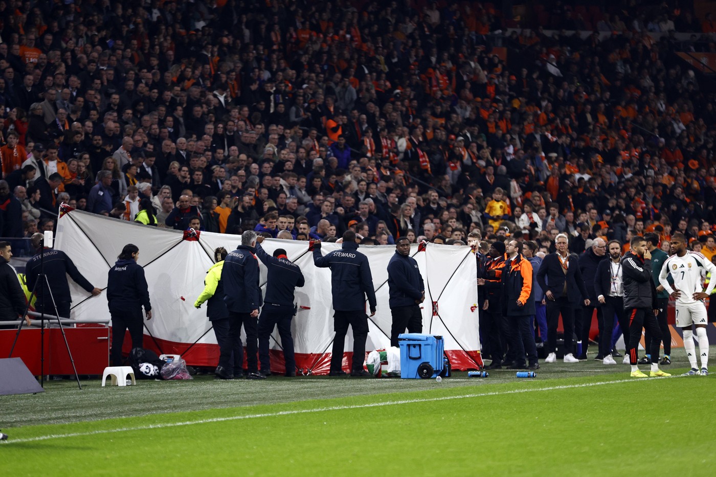 Meciul Olanda Ungaria întrerupt pentru îngrijiri medicale la Johan-Cruyff-Arena | sursa foto: Digi24