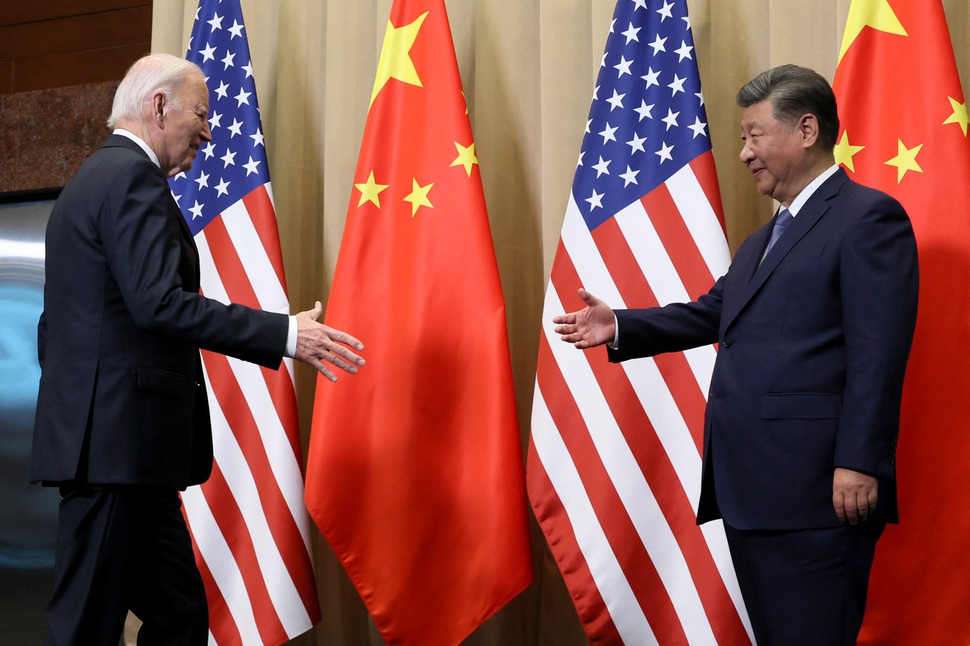 Joe Biden și Xi Jinping discutând despre controlul armelor nucleare și inteligența artificială în negocierile cu China | sursa foto: Digi24