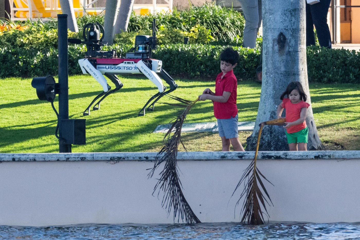 Câine robot Spot utilizat de Serviciul Secret pentru securitatea lui Donald Trump la Mar-a-Lago | sursa foto: Digi24