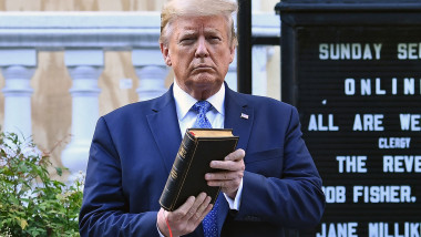 donald trump cu biblia