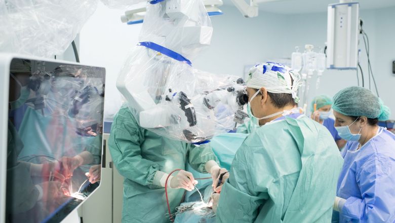 Durere de spate și hernie de disc tratate la Spital Clinic SANADOR prin neurochirurgie și recuperare medicală | sursa foto: Digi24