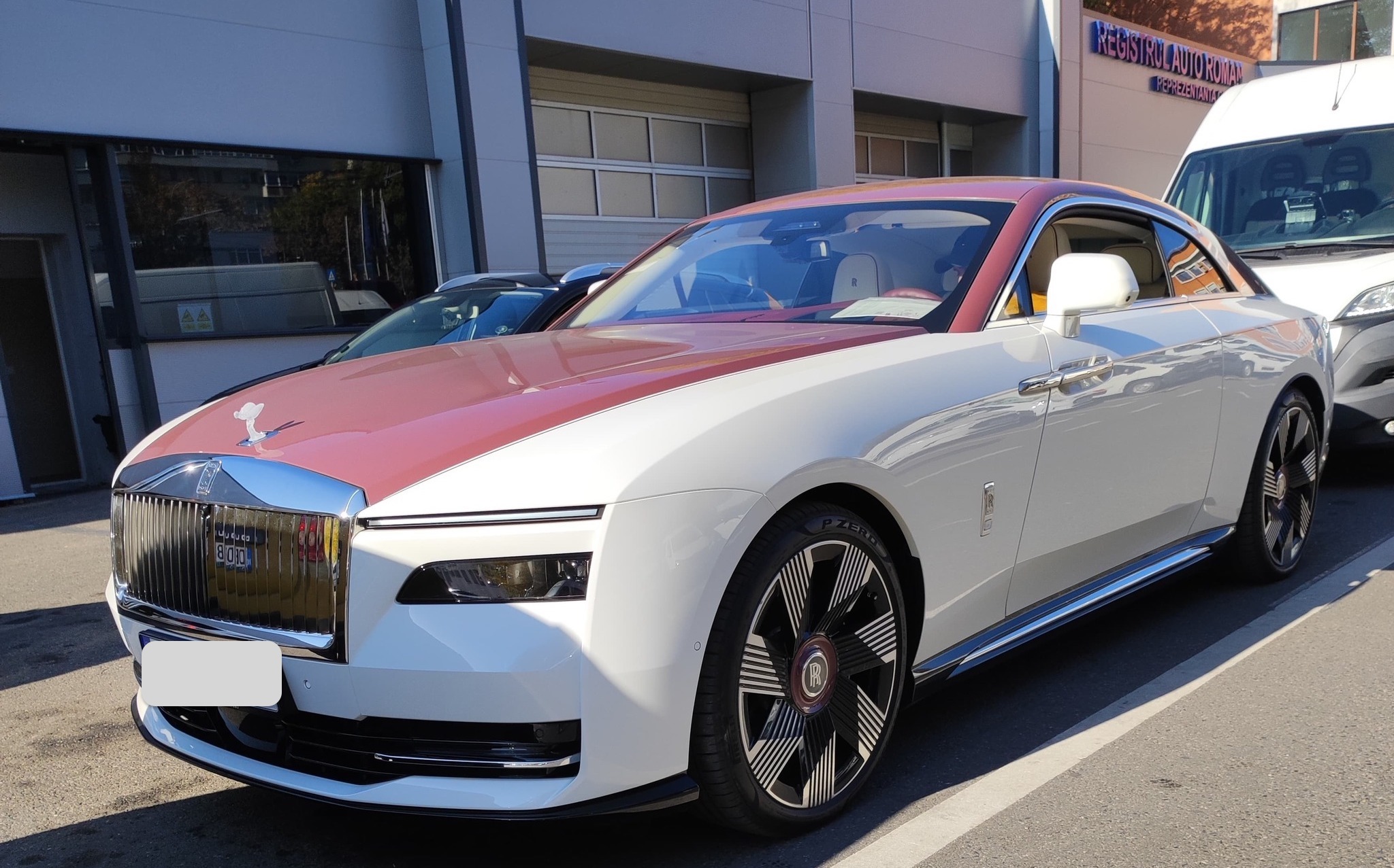 Cum arată primul Rolls Royce electric adus la RAR pentru omologare. „Modelul are un preţ de pornire de aproximativ 400.000 de euro”
