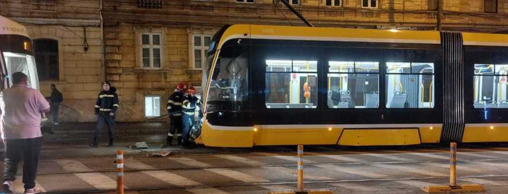 Accident grav în Timișoara cu două tramvaie şi două maşini. Vatmanul unei garnituri a rămas încarcerat, iar o femeie a fost rănită