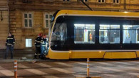 Accident grav în Timișoara cu două tramvaie şi două maşini. Vatmanul unei garnituri a rămas încarcerat, iar o femeie a fost rănită