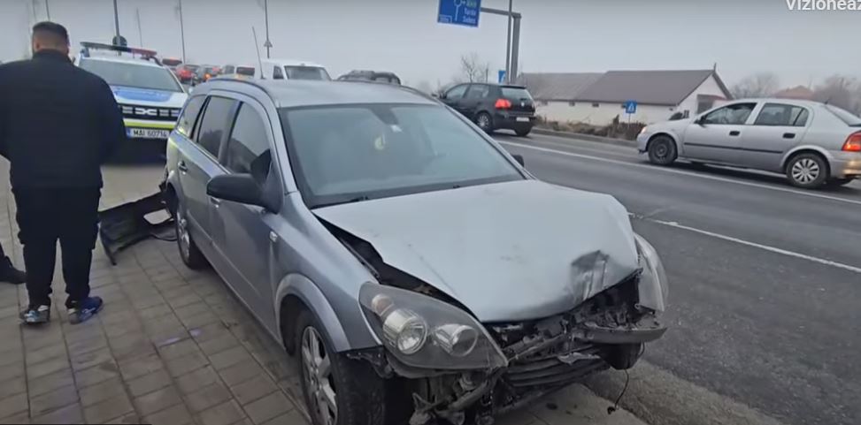 Carambol cu 16 mașini pe o stradă din Alba Iulia. Traficul în zonă este îngreunat