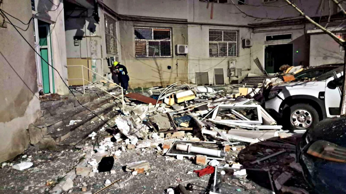 Explozie într-un bloc din Brăila: 40 de adulți și 9 copii au fost evacuați. 16 apartamente și o grădiniță, afectate