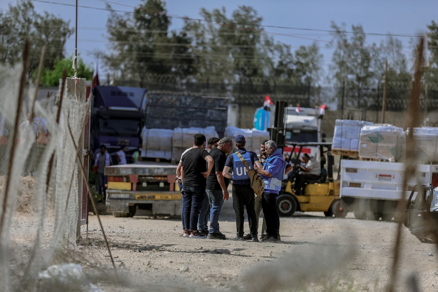 Un convoi umanitar ONU a fost atacat „cu violență” în Fâșia Gaza. Aproape 100 de camioane care transportau alimente au fost jefuite 