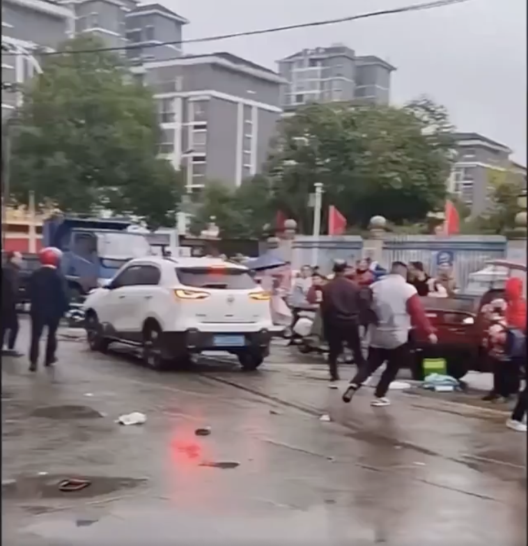 Mai mulți elevi au fost răniți, după ce o mașină a intrat în mulțime, în fața unei școli din China