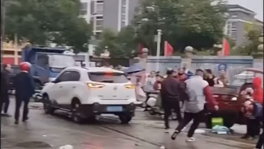 O mașină a intrat în mulțime în fața unei școli, în China. Foto: Captură video