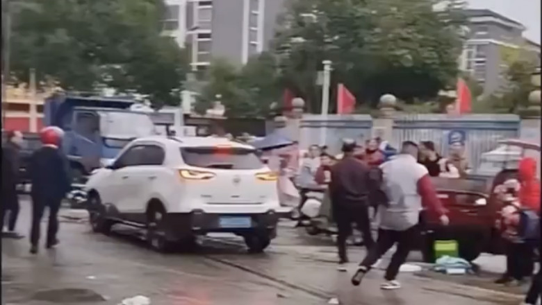 O mașină a intrat în mulțime în fața unei școli, în China. Foto: Captură video