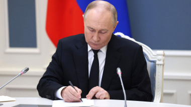 Moscow, Russia. 29th Oct, 2024. Russian President Vladimir Putin, leads a strategic nuclear deterrence force exercise to train officials on operating nuclear weapons with practice launches of ballistic and cruise missiles from the Situation Room of the Kr