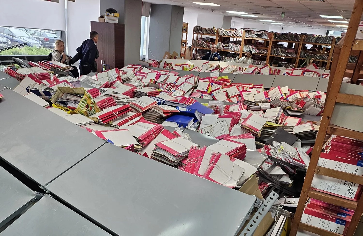 O grefieră de la Tribunalul Bucureşti a fost „îngropată sub un morman de dosare şi metal”, după ce rafturi de arhivă au căzut peste ea