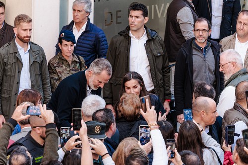 Regele Felipe al Spaniei şi Regina Letizia s-au întors în zonele devastate de inundaţii, unde continuă căutarile celor dispăruți