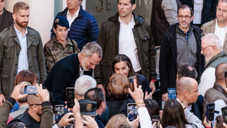 The King and Queen of Spain visit Chiva three weeks after the DANA