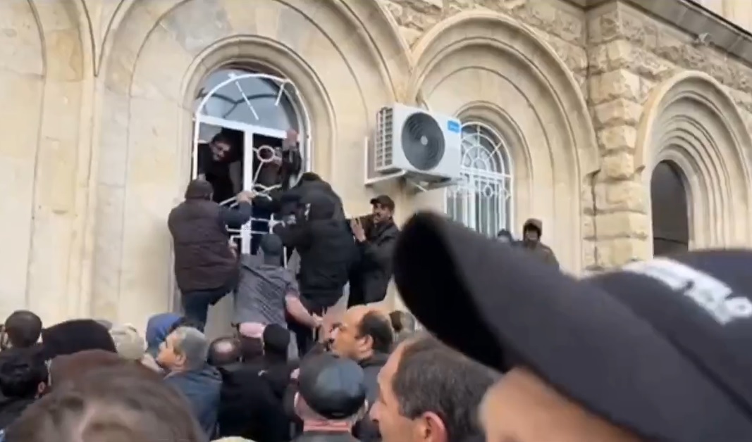 Liderul pro-rus al regiunii separatiste georgiene Abhazia a demisionat. Reacția Moscovei, după ce protestatarii au ocupat Parlamentul