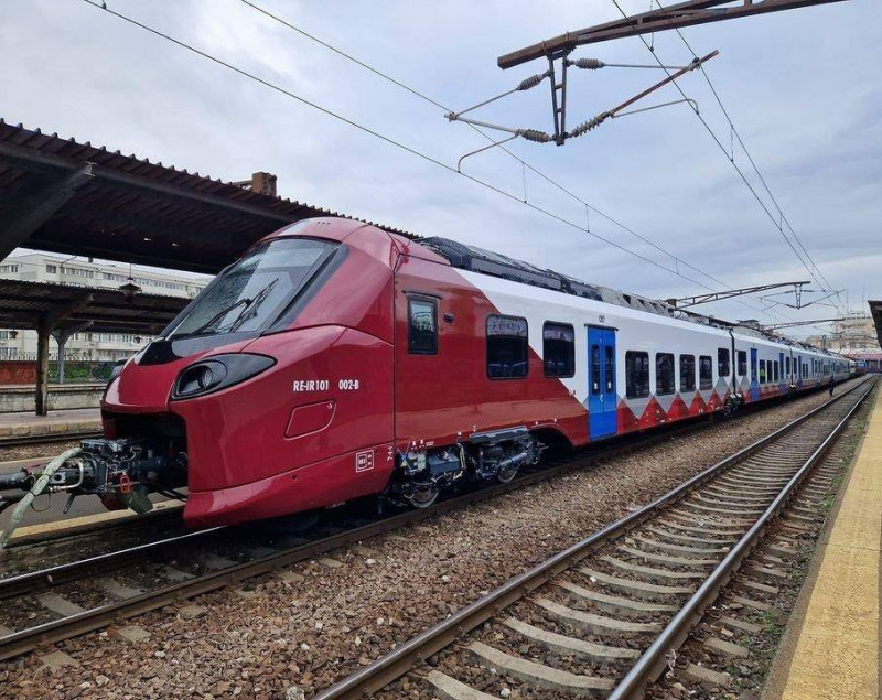 CFR Călători anunţă că va introduce în circulaţie, începând de miercuri, 20 noiembrie, primul tren electric format din material rulant nou, respectiv rama electrică RE-IR TS02 Alstom Coradia Stream