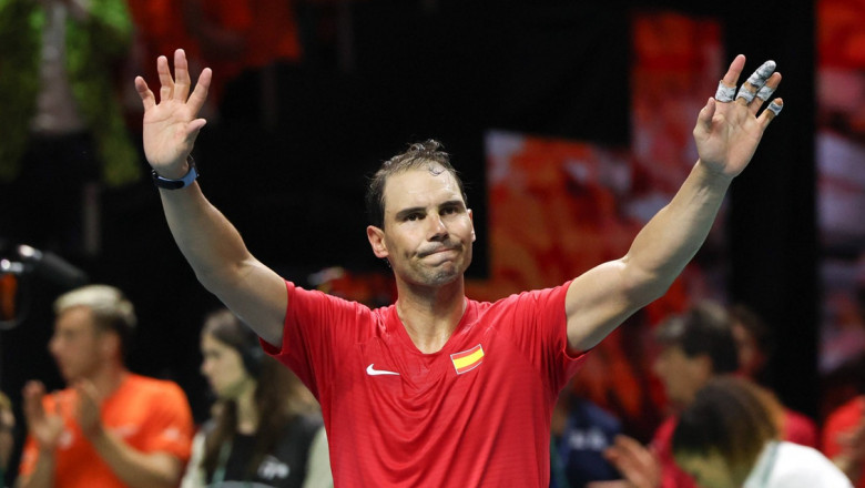 rafael nadal salută spectatorii dupa un meci din cupa davis