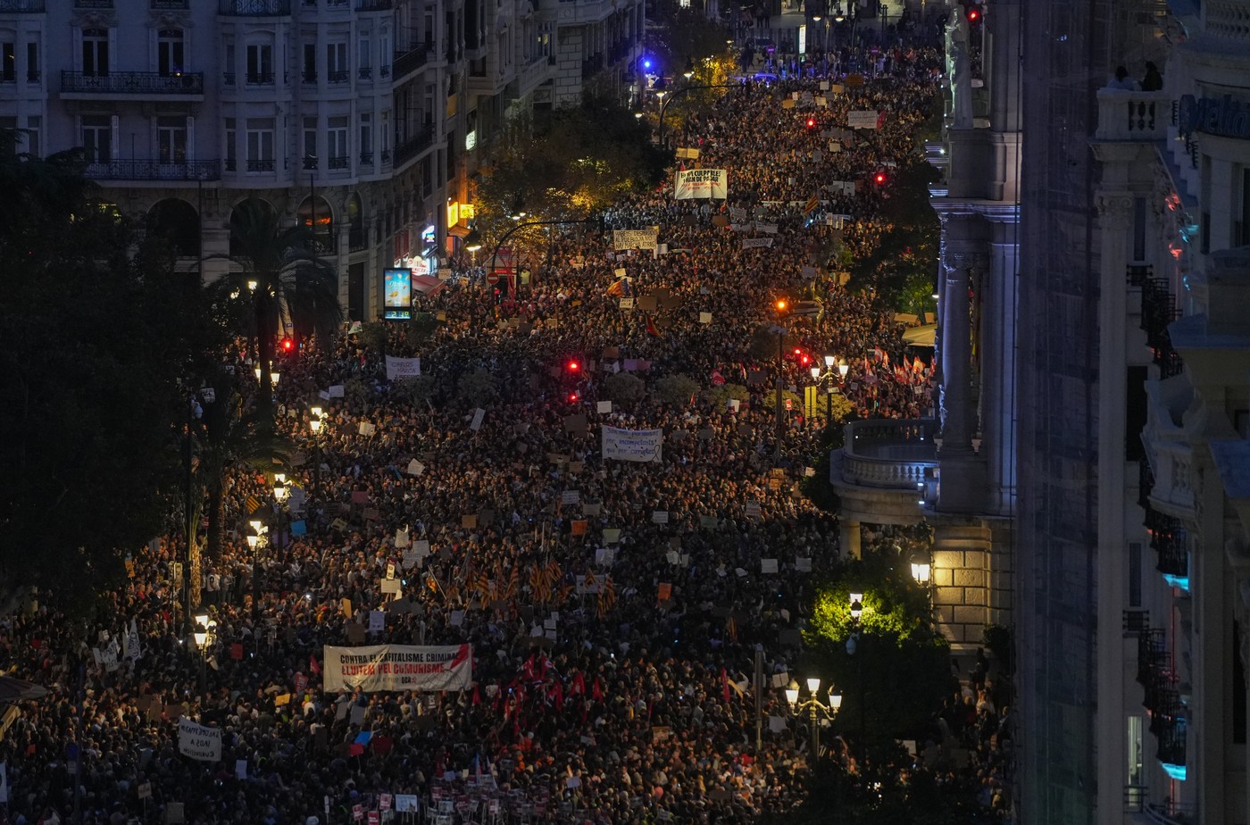 Protest cu zeci de mii de oameni în Valencia, în urma inundațiilor. „Mâinile noastre sunt pătate cu noroi, ale voastre cu sânge”