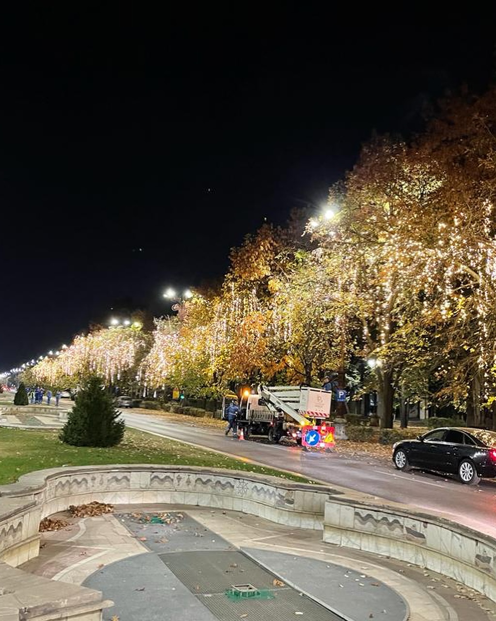 A început montarea decorațiunilor pentru Crăciun în București. Nicușor Dan: Vom avea 3.000 de elemente luminoase noi