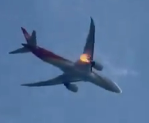 VIDEO Un avion s-a întors pe aeroportul din Roma, după un incendiu la motor. Problema ar fi fost provocată de ciocnirea cu o pasăre