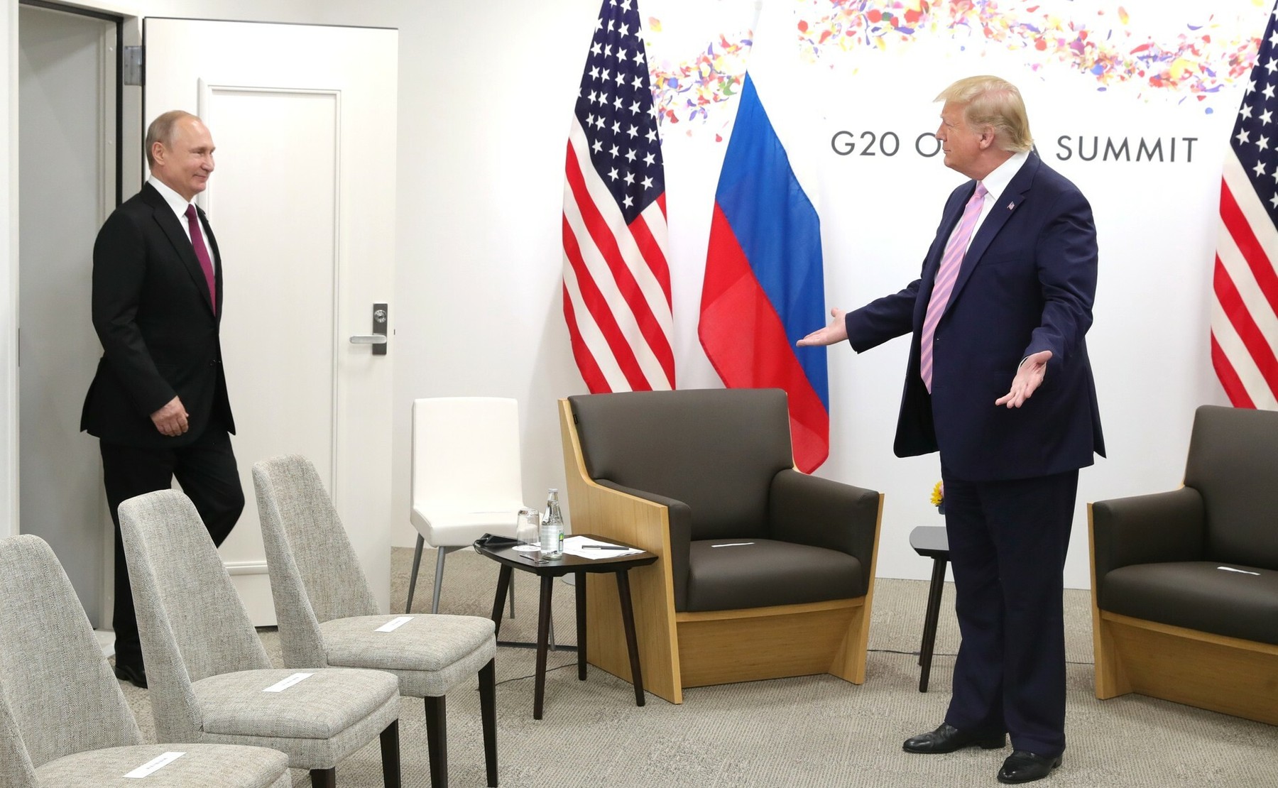 Trump l-a sunat pe Putin și l-a rugat să nu „escaladeze” conflictul din Ucraina, după ce i-a amintit că SUA are trupe în Europa