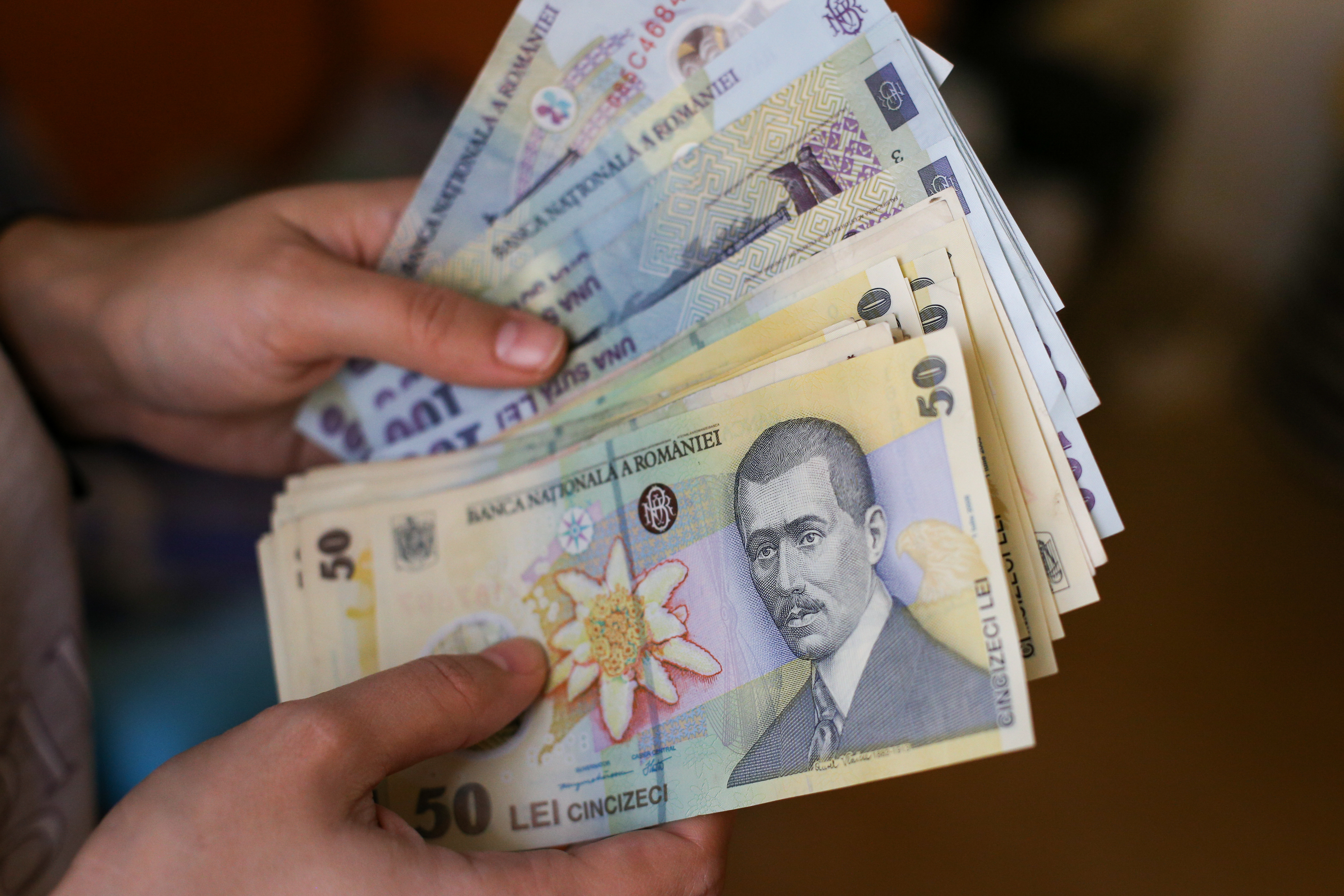 Au răspuns la telefon și au rămas fără zeci de mii de lei. Cum au fost păcălite două femei din Suceava
