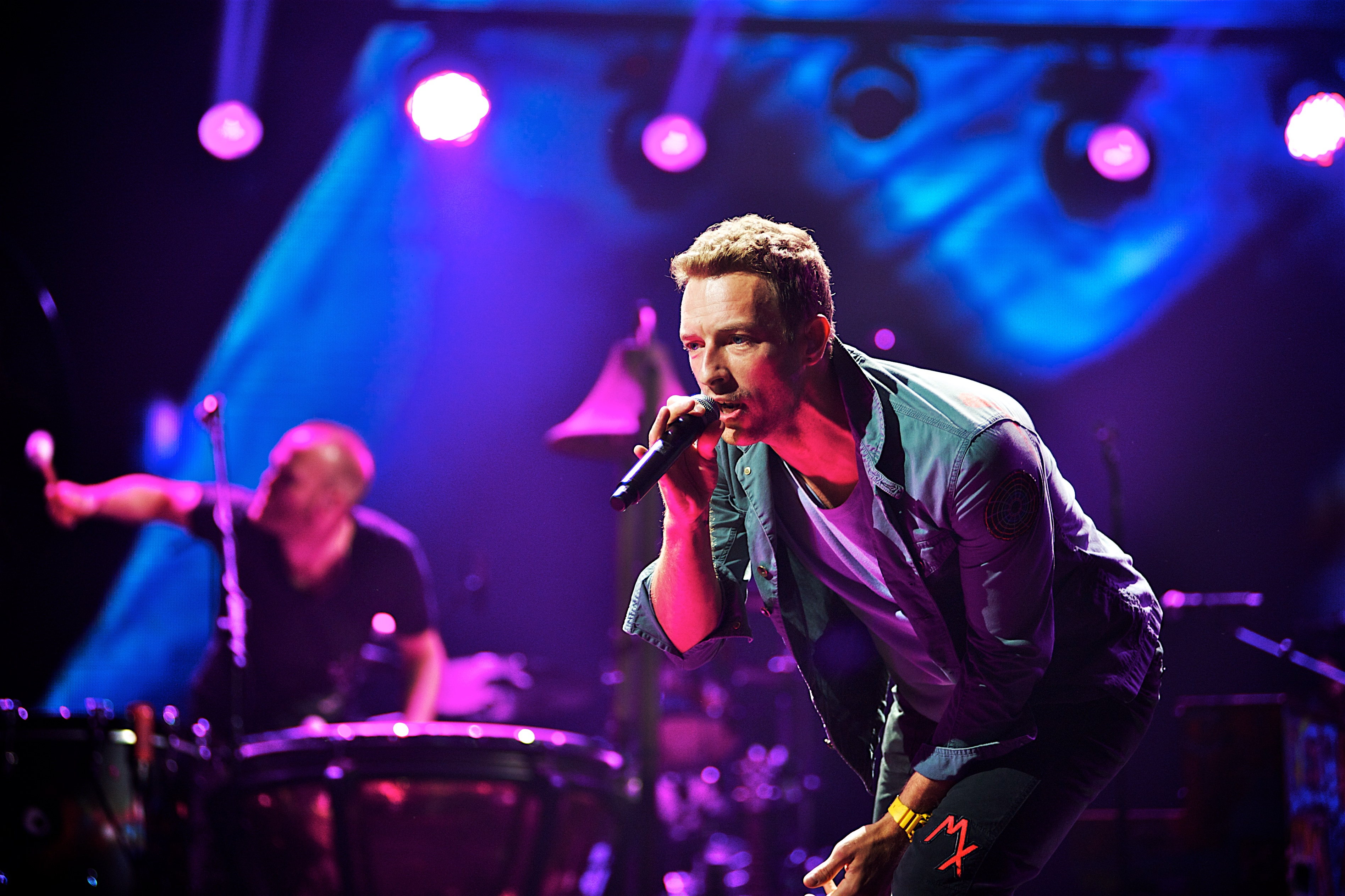 Momentul in care solistul Coldplay, Chris Martin, opreste concertul din Sydney pentru a salva un copil strivit de multime