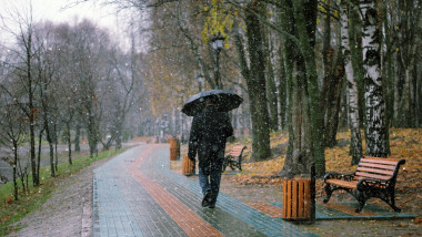 om cu umbrelă în parc