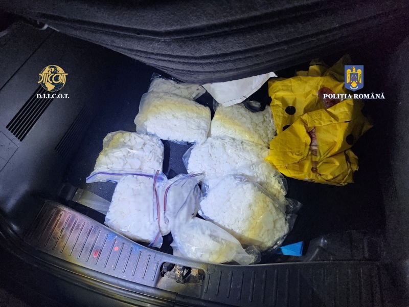 Doi clujeni, prinși cu 17 kilograme de droguri în portbagaj. Unul dintre ei a ascuns cheia mașinii în lenjeria intimă