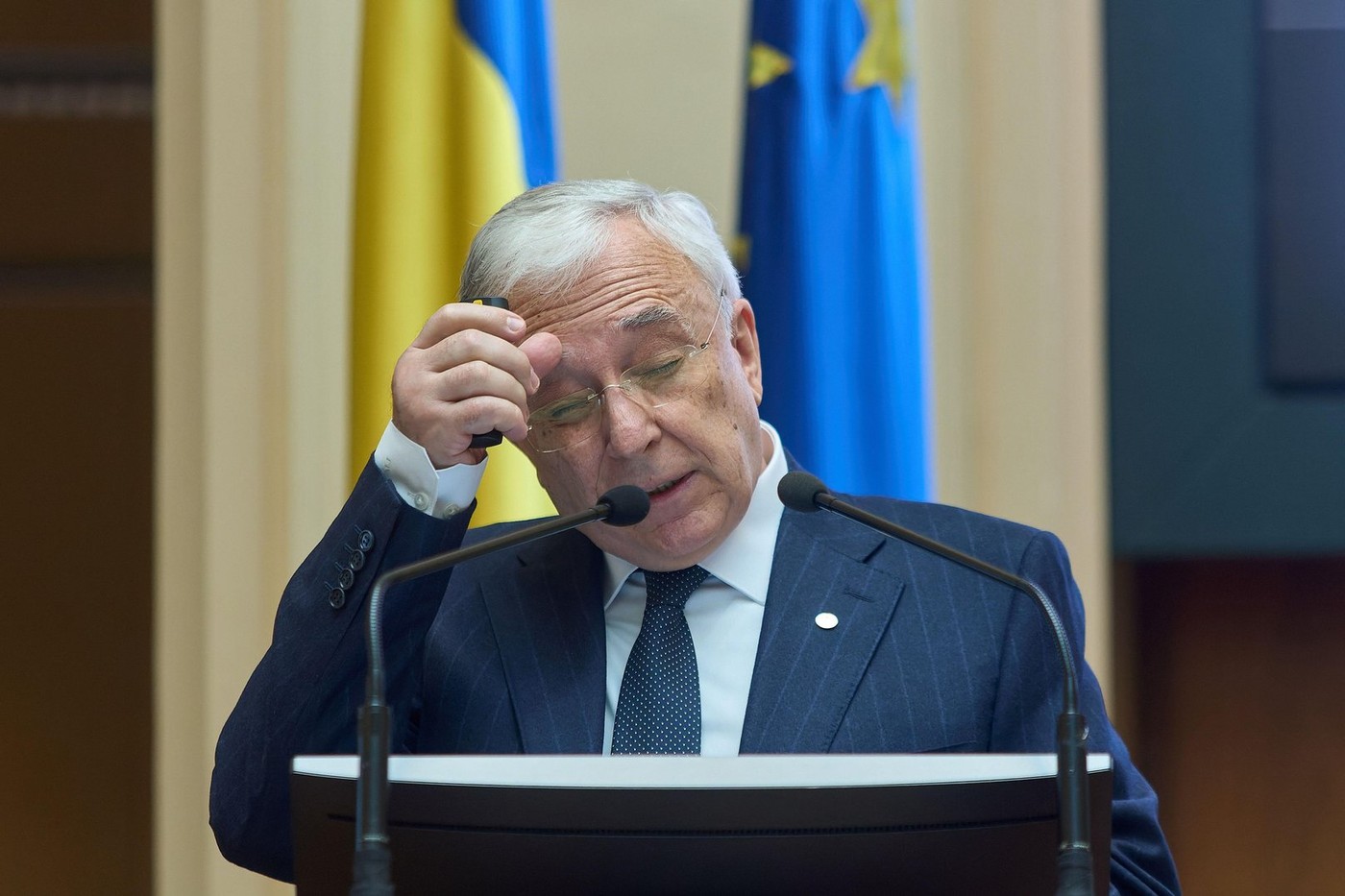 Euro digital. Mugur Isărescu explică de ce o țară încă nu poate trece la o economie fără numerar. „Sunt două considerente”