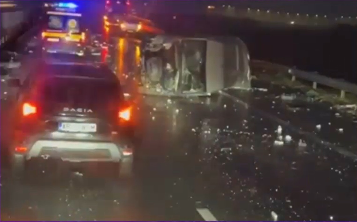 Accident grav între un camion și un microbuz pe autostrada A1. Două persoane au fost duse la spital