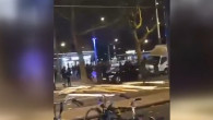 oameni în stradă care atacă mașini în amsterdam