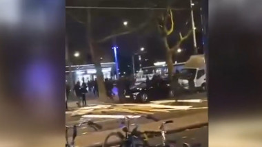 oameni în stradă care atacă mașini în amsterdam