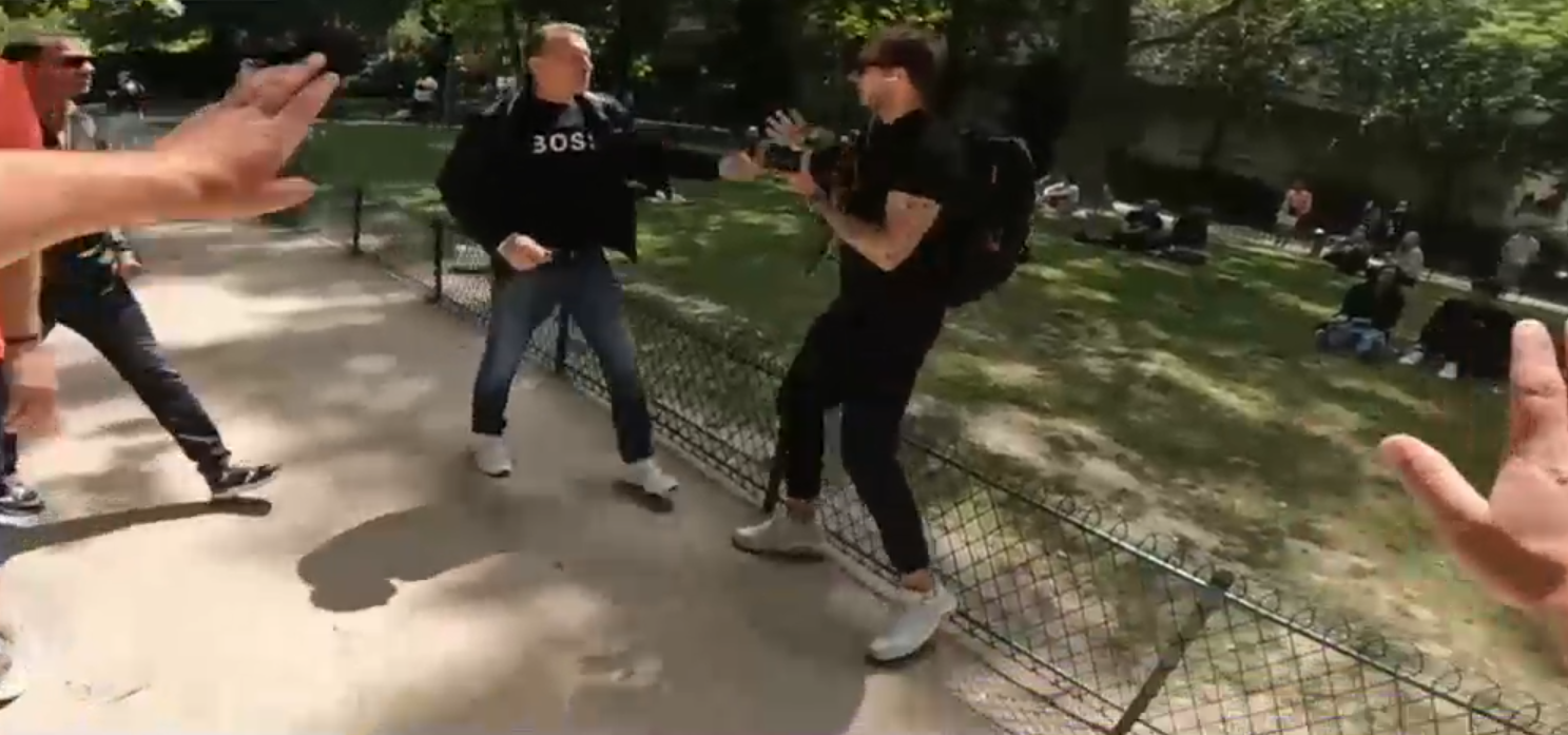 Un vlogger a demascat mai mulți români care păcăleau turiștii cu jocul „alba-neagra” la Turnul Eiffel. „Închide camera!”