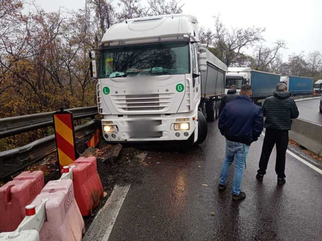 Circulaţie restricționată pe Valea Oltului, după ce un TIR încărcat cu cereale a derapat, a lovit un parapet și a rămas blocat pe șosea