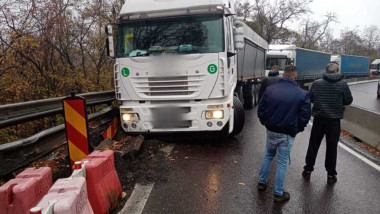 Un TIR încărcat cu cereale a derapat, a lovit un parapet și a rămas blocat pe sensul de mers Piteşti - Râmnicu Vâlcea