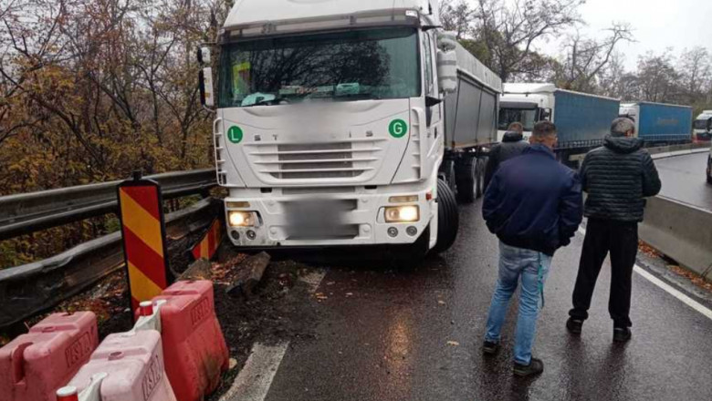 Un TIR încărcat cu cereale a derapat, a lovit un parapet și a rămas blocat pe sensul de mers Piteşti - Râmnicu Vâlcea