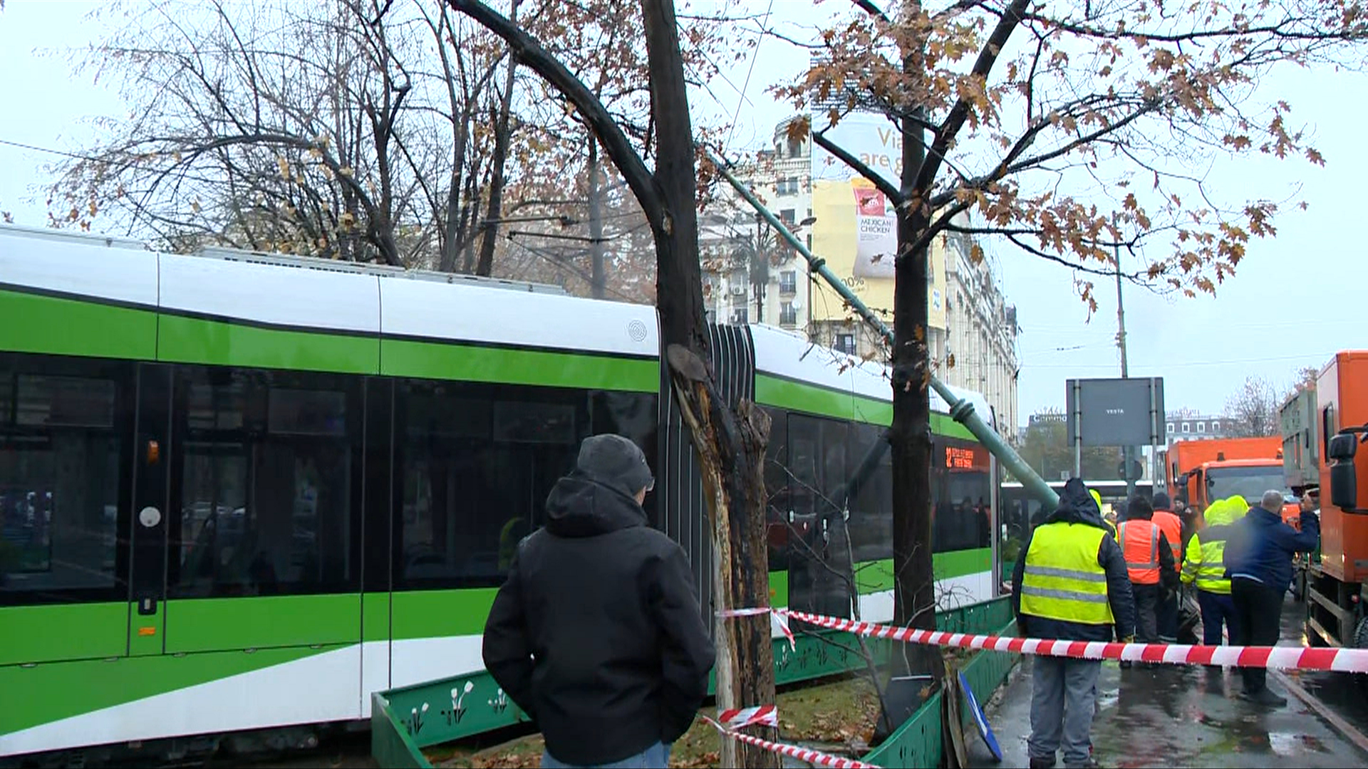 Incident grav în Piața Unirii: un stâlp metalic a căzut peste un tramvai de pe linia 32. Circulația tramvaielor, restricționată