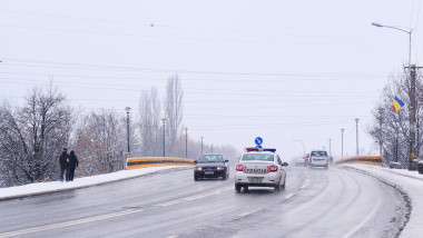 Poliția îi amendează pe șoferii care nu au montat anvelopele de iarnă pentru drumurile acoperite de zăpadă sau polei