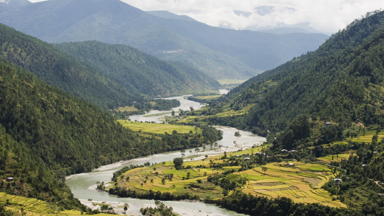 Râul Tsang Chhu este unul dintre principalele cursuri de apă care trec prin valea Punakha, o regiune renumită pentru peisajele sale spectaculoase și pentru importanța sa istorică și religioasă.