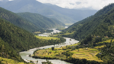 Râul Tsang Chhu este unul dintre principalele cursuri de apă care trec prin valea Punakha, o regiune renumită pentru peisajele sale spectaculoase și pentru importanța sa istorică și religioasă.