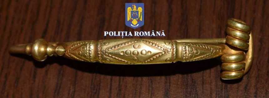 Broşă din aur în valoare de 30.000 de euro, din patrimoniul cultural, pusă la vânzare pe internet. Polițiștii au recuperat-o