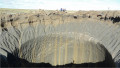 un crater uriaș din peninsula Iamal, Siberia